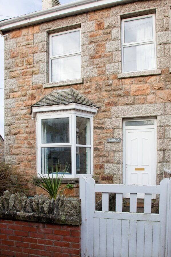 Sarnia cottage, traditional Cornish granite frontage with white picket gate